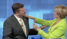 Kaiser sorprende a Matthei con una rosa por su cumpleaños: Candidata le agradeció en alemán